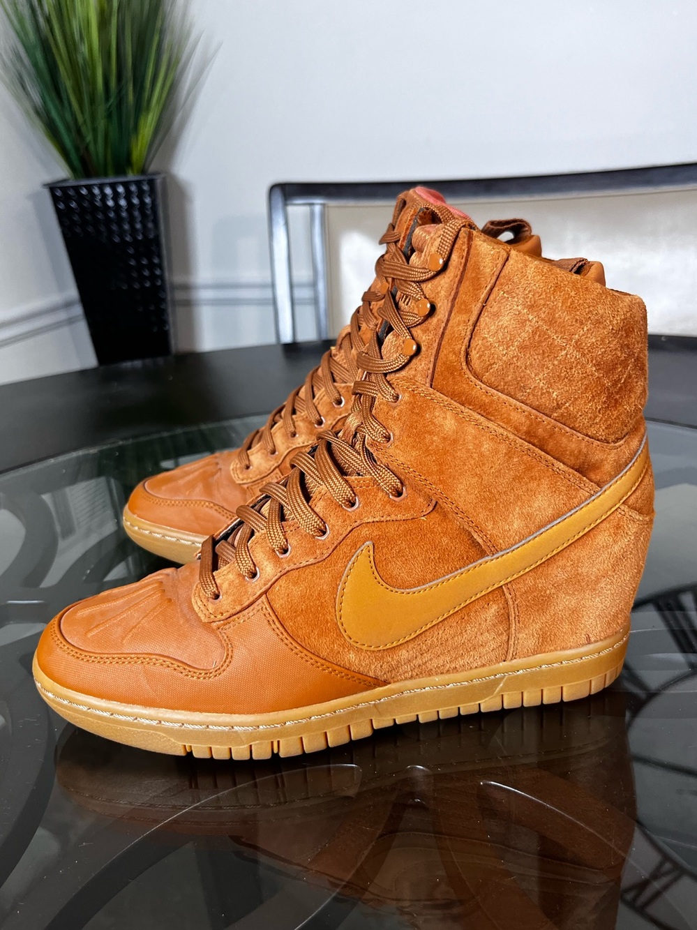 Nike Women Dunk Sky High
SneakerBoot Tawny Gum Medium
Brown' Size 10